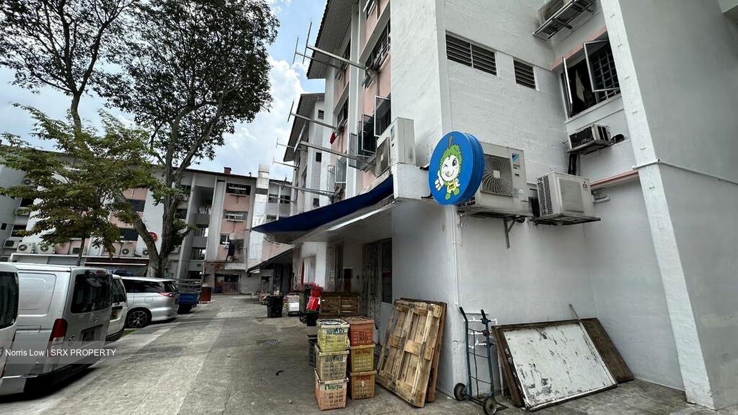 Yishun Indoor Stadium (D27), Shop House #448528811